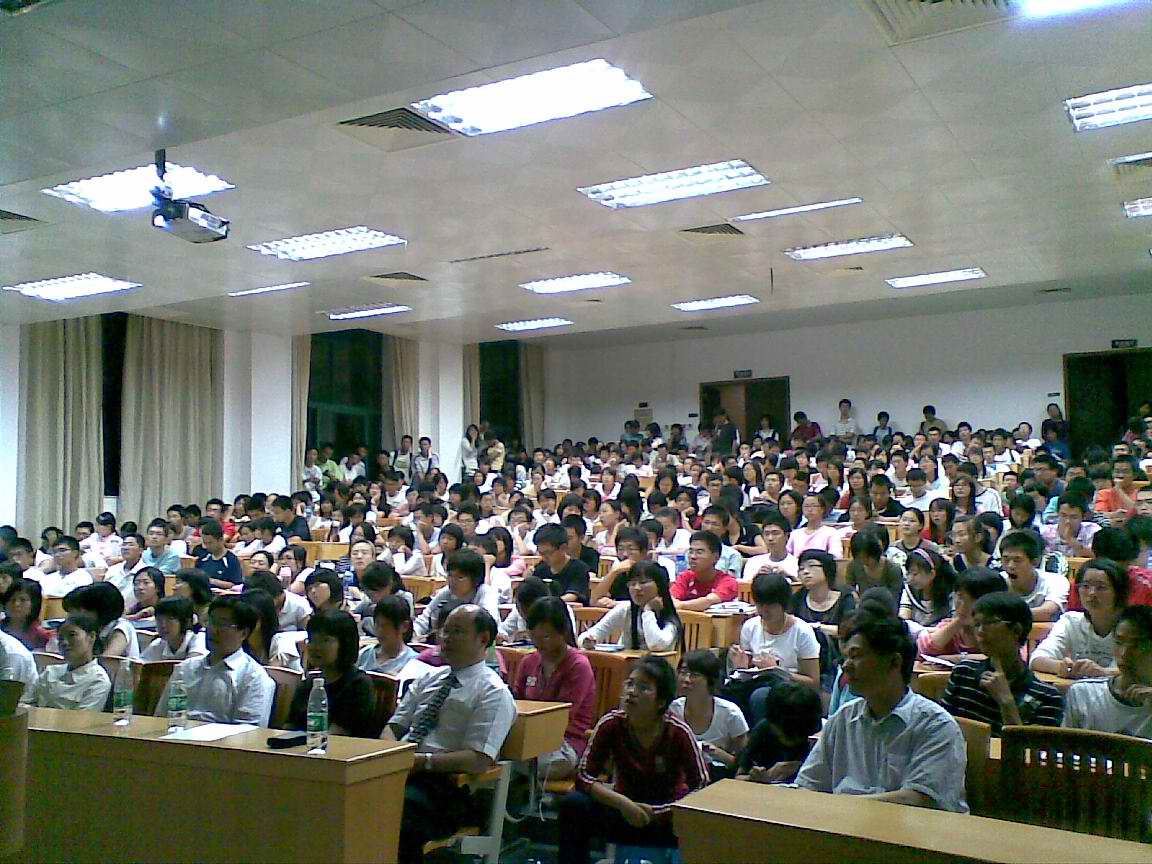 我院组织相关课程教师与08级新生进行互动交流