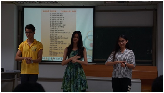 第八届粤港澳夏令营培训组展示夏令营手语歌曲