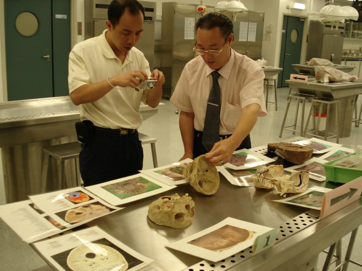 首批选派赴港实验教学考察团完成观摩学习